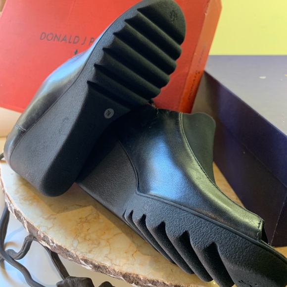 Donald Pliner Marve Black wedge pump - Picture 3 of 3